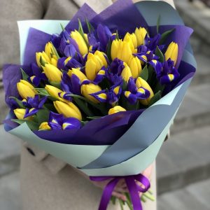 Букет из тюльпанов и рускуса — Цветы