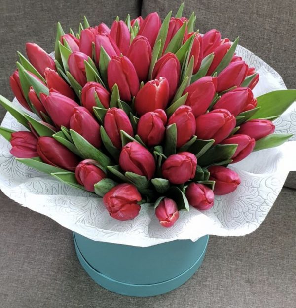 51 тюльпан в шляпной коробке — Композиции