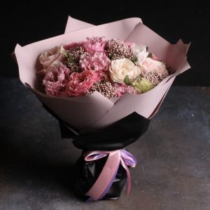 Букет из пионовидных роз и гвоздик — Букеты цветов