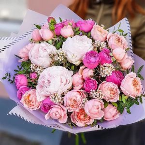 Букет из пионов и кустовых роз — Букеты цветов