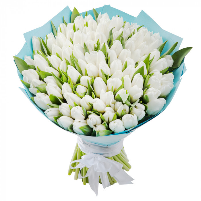 Купите белые тюльпаны в крафт-бумаге и создайте из них недорогой букет
