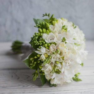 Букет невесты из белоснежных фрезий — Свадебные букеты