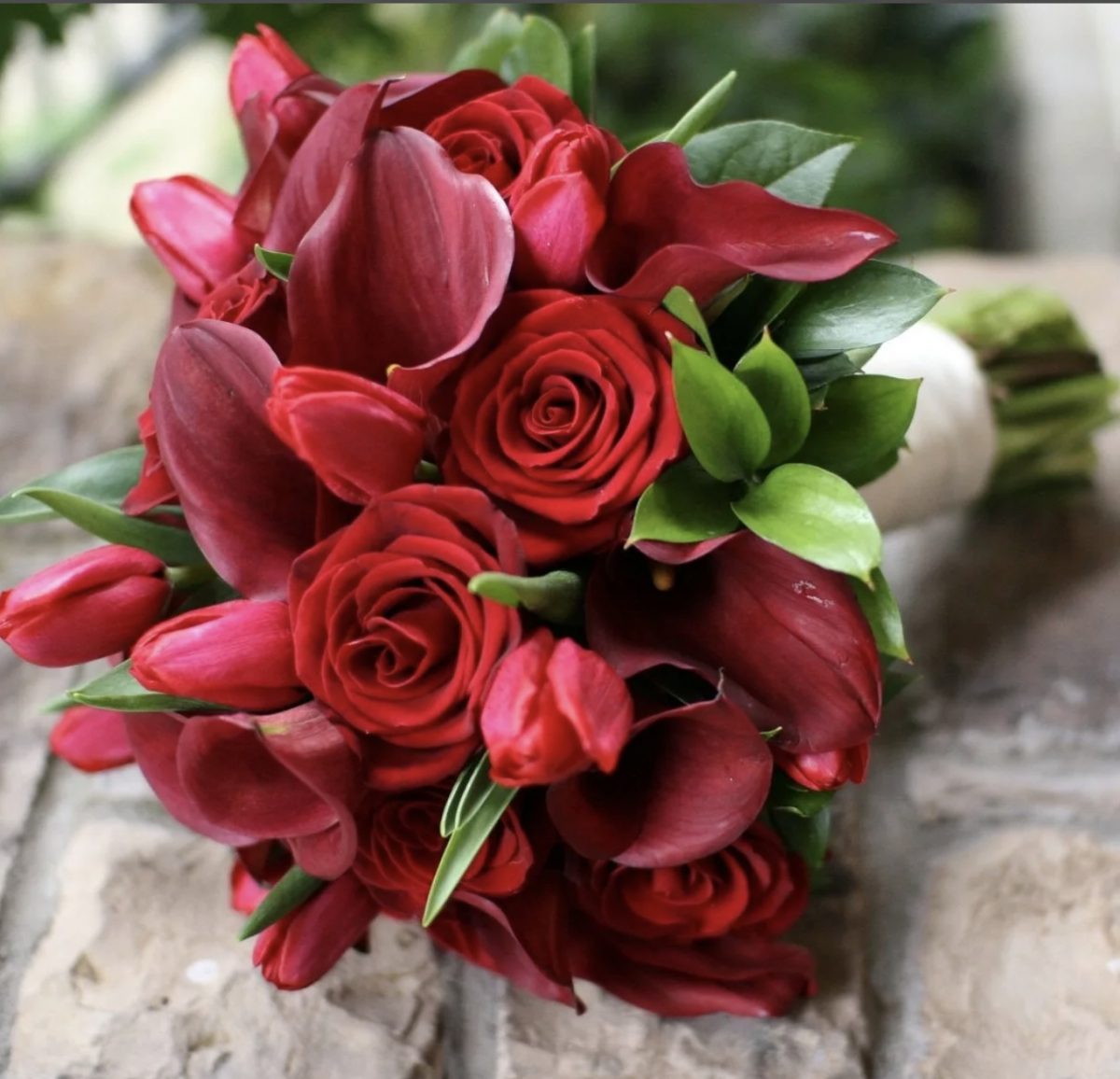 Розы и каллы в букете заказать цветы с доставкой москва чертаново