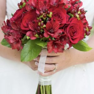 Букет невесты из роз и альстромерий «Дивон» — Букеты невесты из красных роз