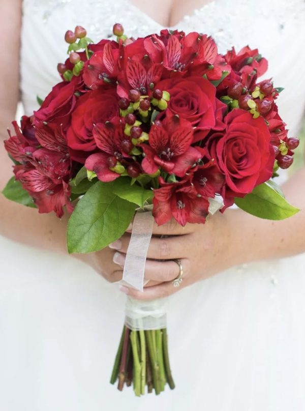 Букет невесты из роз и альстромерий — Свадебные букеты