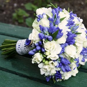 Букет невесты из роз и фрезий — Свадебные букеты