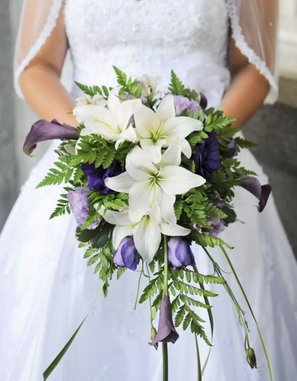 Букет невесты из лилий и калл