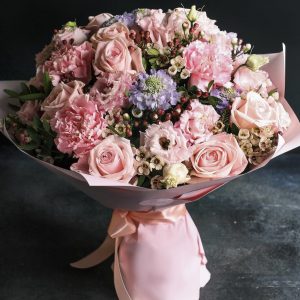 Арт-букет из эустом и роз — Цветы