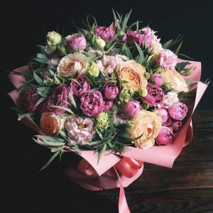Букет пионовидных роз и эустом — Цветы