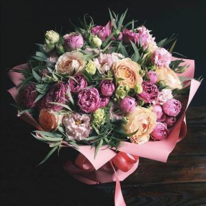 Букет пионовидных роз и эустом