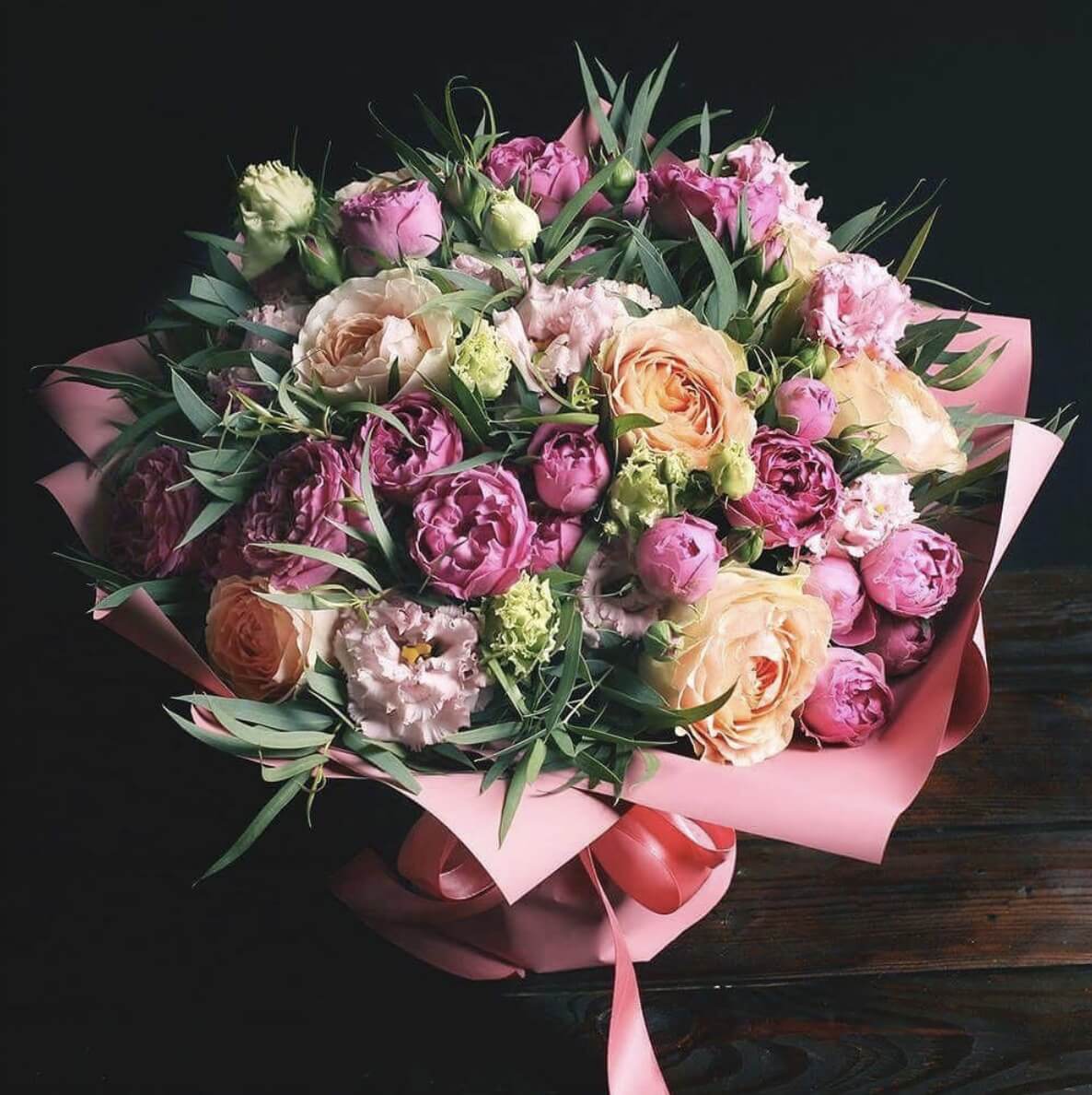 Купить букет пионовидных роз и эустом по доступной цене с доставкой в  Москве и области в интернет-магазине Город Букетов