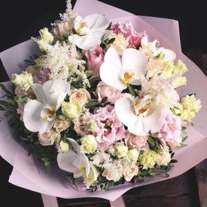 Букет из эустом роз и орхидей — Арт-букеты
