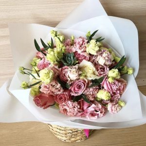 Букет из эустом и роз — Арт-букеты