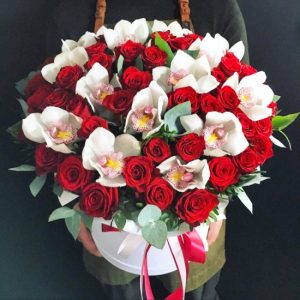 Коробка с розами и орхидеями — Композиции