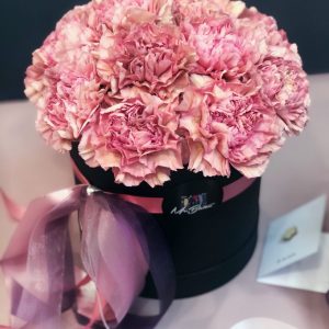 Коробка с розовыми гвоздиками — Букеты цветов