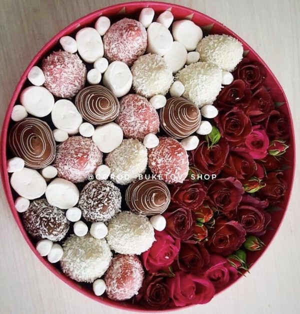 Коробка с розами и клубникой в шоколаде — Акции и скидки