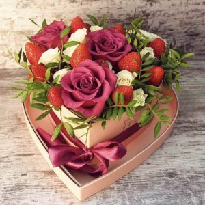 Ягодно-цветочная композиция в сердечке — Съедобные букеты