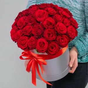 35 красных роз в коробке — Розы