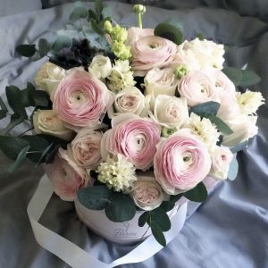 Коробка с ранункулюсами и розами — Арт-букеты
