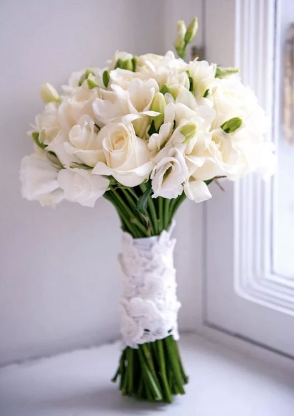 Букет из фрезий и эустом — Букеты невесты из белых роз