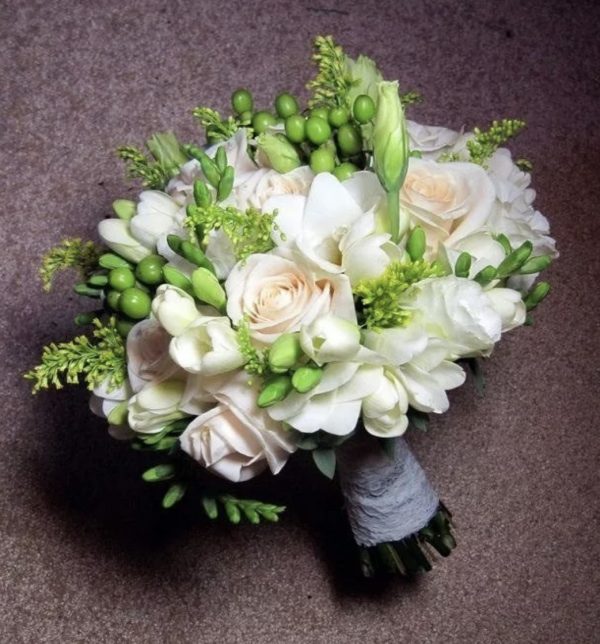 Букет невесты из фрезий и роз — Свадебные букеты
