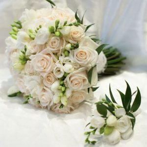Свадебный букет из роз и фрезий — Недорогие свадебные букеты с доставкой