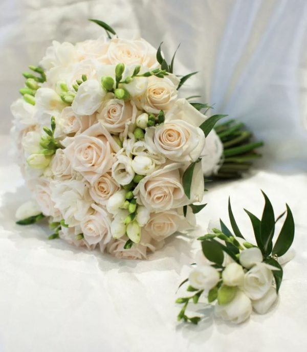 Свадебный букет из роз и фрезий — Свадебные букеты