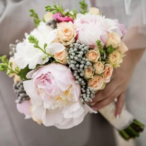 Букет невесты из пионов и роз — Свадебные букеты