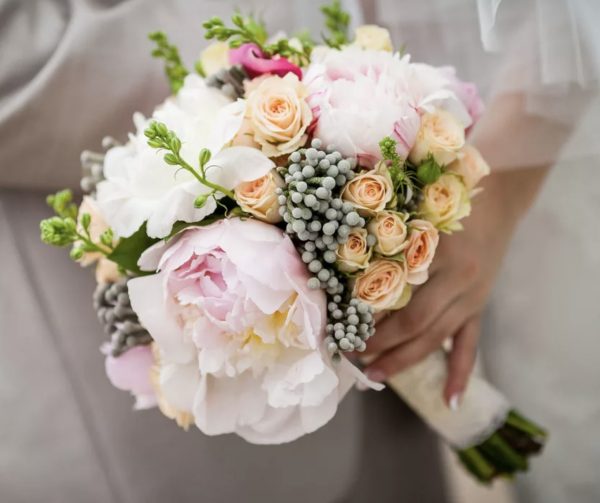 Букет невесты из пионов и роз — Свадебные букеты