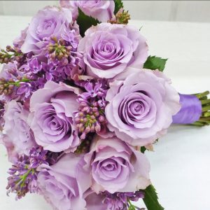 Свадебный букет из сиреневых роз — Свадебные букеты