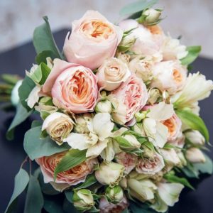 Букет невесты из роз и альстромерий