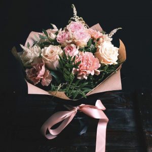 Букетик из гвоздики и роз — Букеты цветов