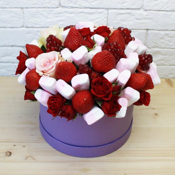 Шляпная коробка с ягодами и розами — Съедобные букеты