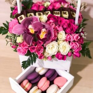 Коробка с цветами и макаруни — Букеты цветов