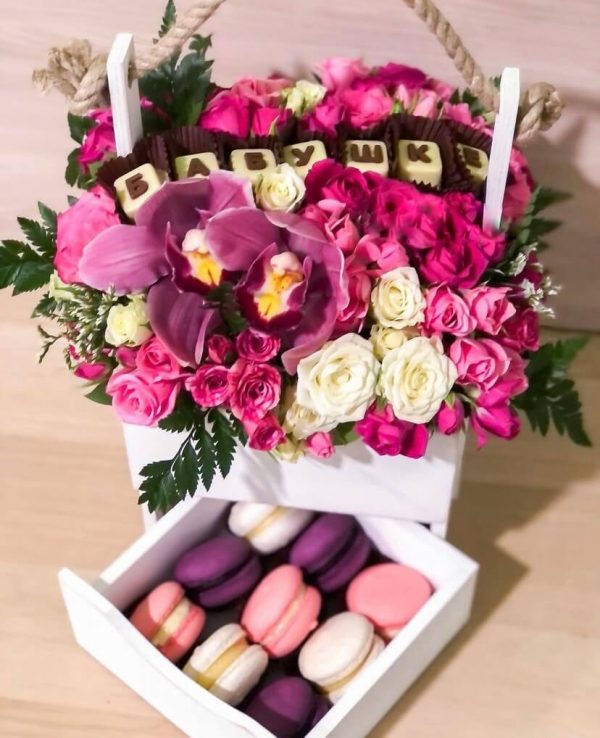 Коробка с цветами и макаруни — Букеты цветов