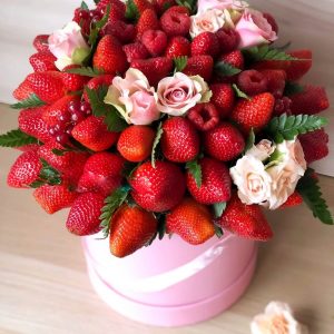 Шляпная коробка с ягодами и розами