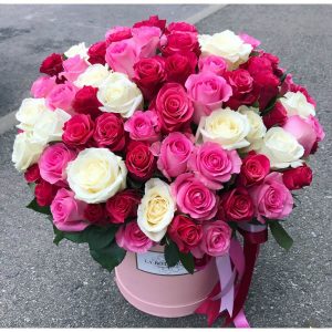 Букет в коробке из роз «Фиеста» — Доставка роз