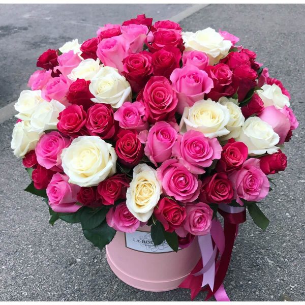 Букет в коробке из роз «Фиеста» — Розы