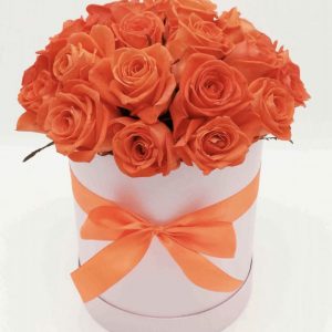 Шляпная коробка с оранжевыми розами — Букет из 26 роз