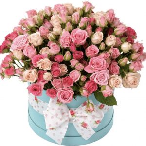 Розовые кустовые розы в коробке — Розы