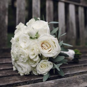 Свадебный букет из белых роз — Букеты невесты из белых роз