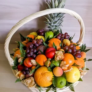 Корзина с фруктами и цветами — Акции