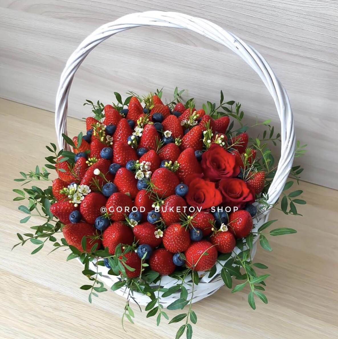 Корзина клубники из конфет. Подарок своими руками. basket of sweets strawberries