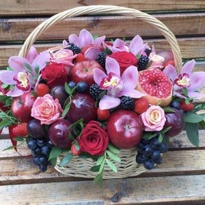 Корзина с фруктами и цветами — Съедобные букеты