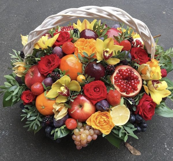 Корзина из фруктов и цветов — Съедобные букеты