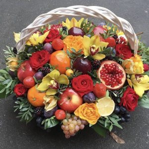 Корзина из фруктов и цветов — Композиции из фруктов
