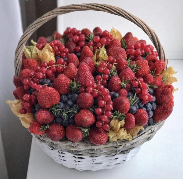 Корзина с ягодами — Съедобные букеты