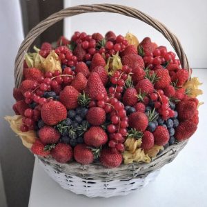 Корзина с ягодами