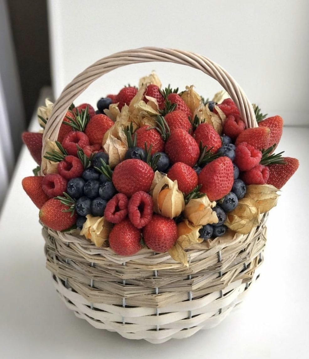 Купить корзину с ягодами номер 1 по доступной цене с доставкой в Москве и  области в интернет-магазине Город Букетов