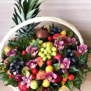 Корзина с фруктами и ягодами — Съедобные букеты